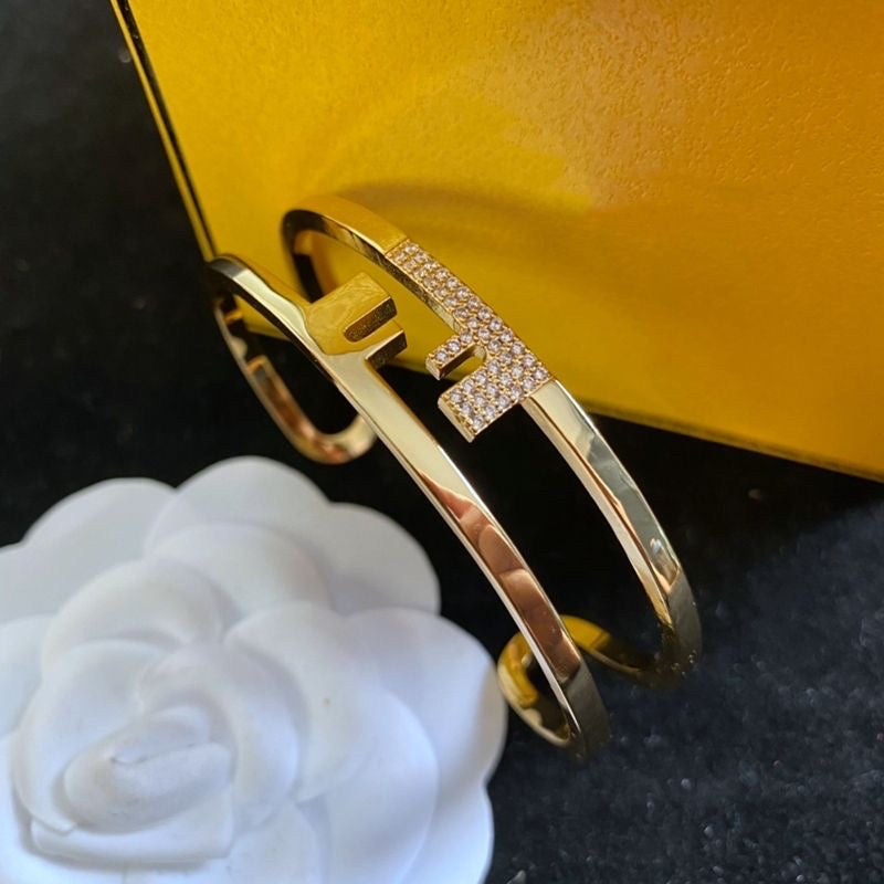 Goldenes Buchstaben-Kettenarmband