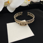 Goldenes Kettenarmband mit Anhänger