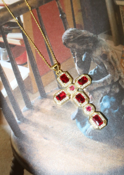 Collana con croce dorata rossa scarlatta
