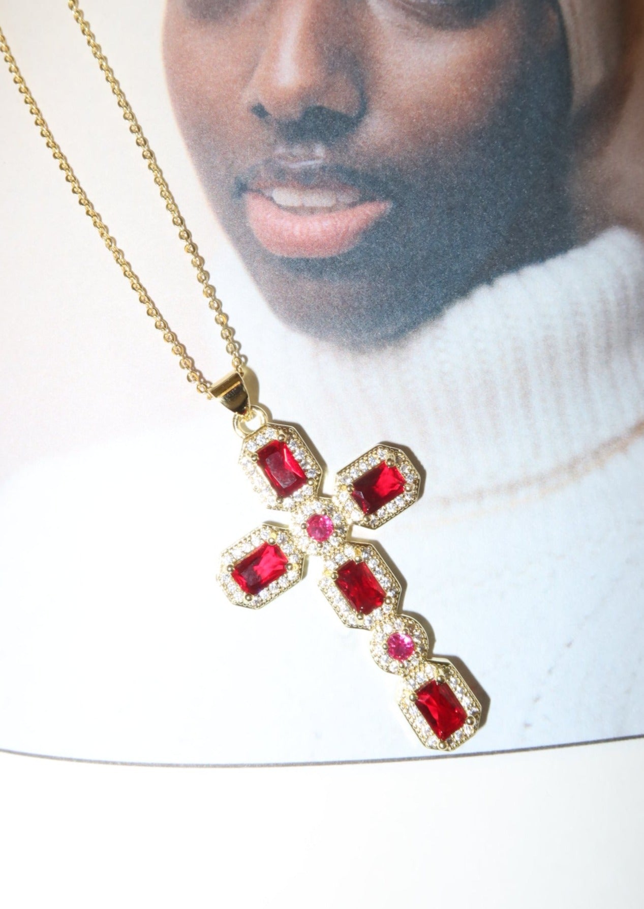 Collana con croce dorata rossa scarlatta