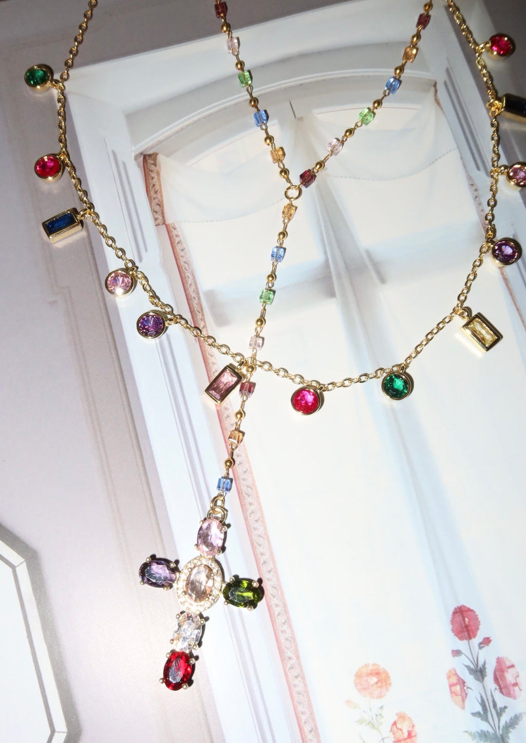 Bunte goldene Halskette mit Kristallen von Dixie