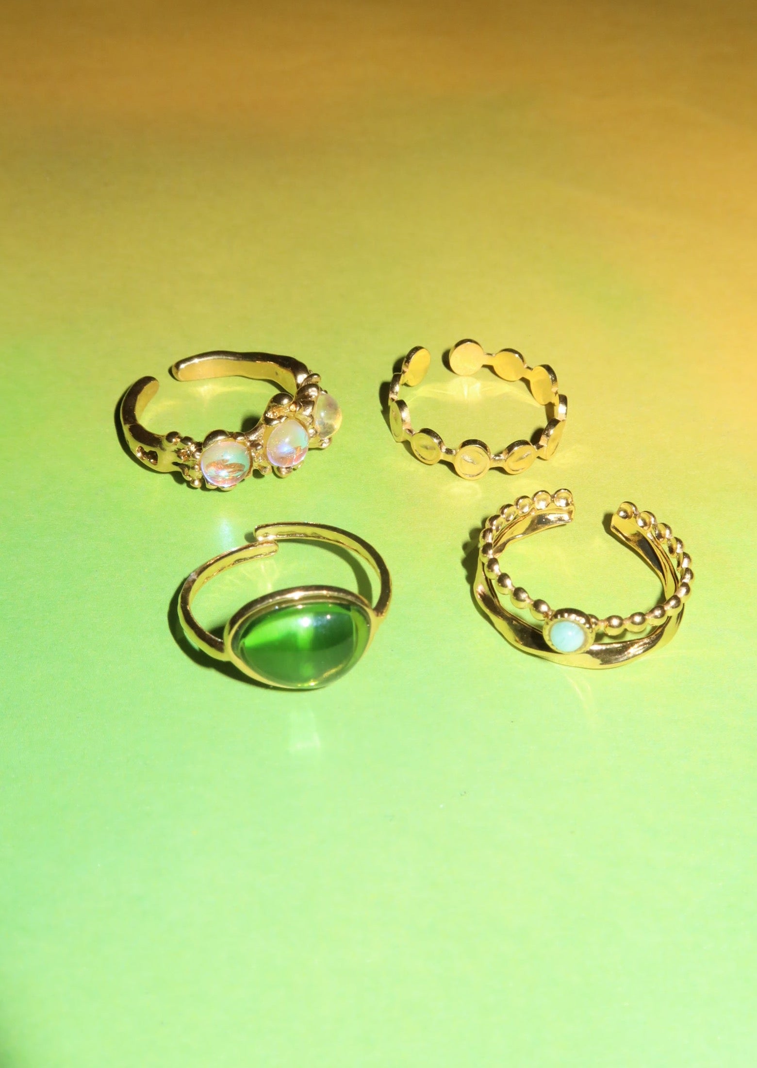 Heiraten Sie den goldenen Mondsteinring