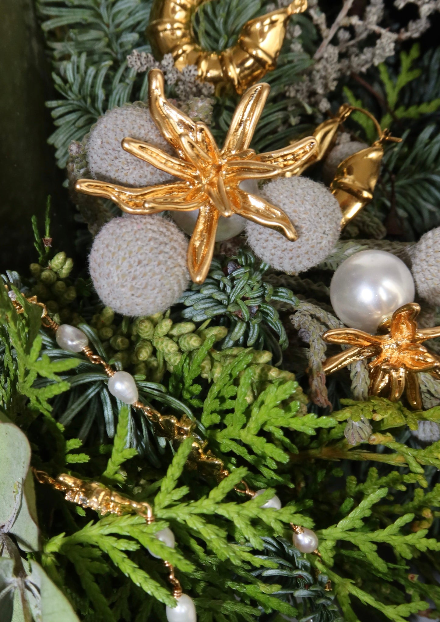 Artsy Ann – Huggie-Ohrringe mit goldenen Perlen