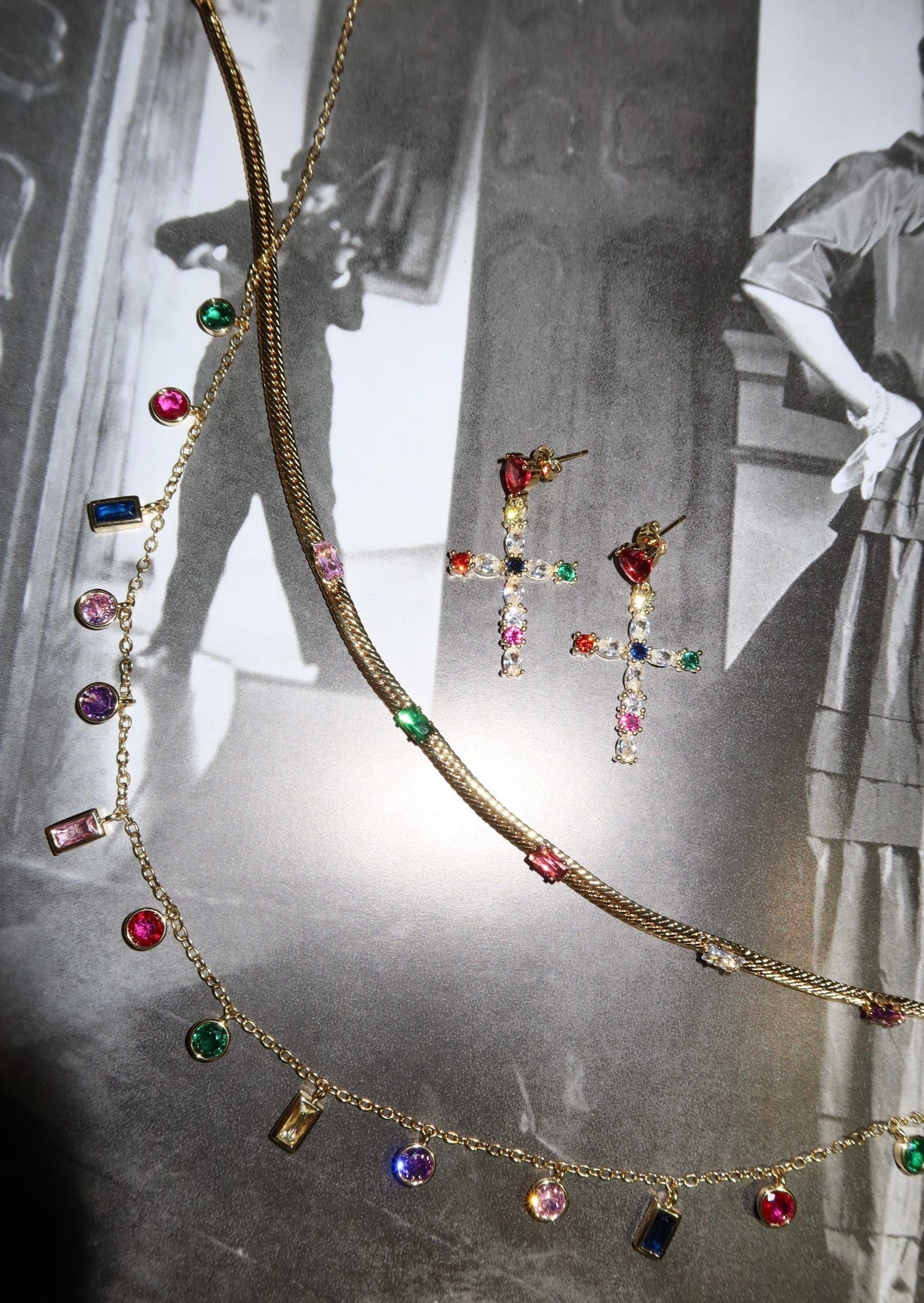 Orecchini a croce colorati Amour Reine