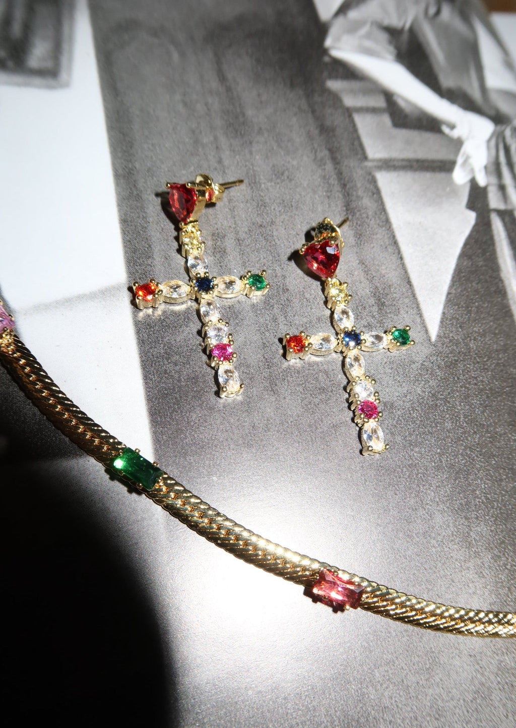 Orecchini a croce colorati Amour Reine