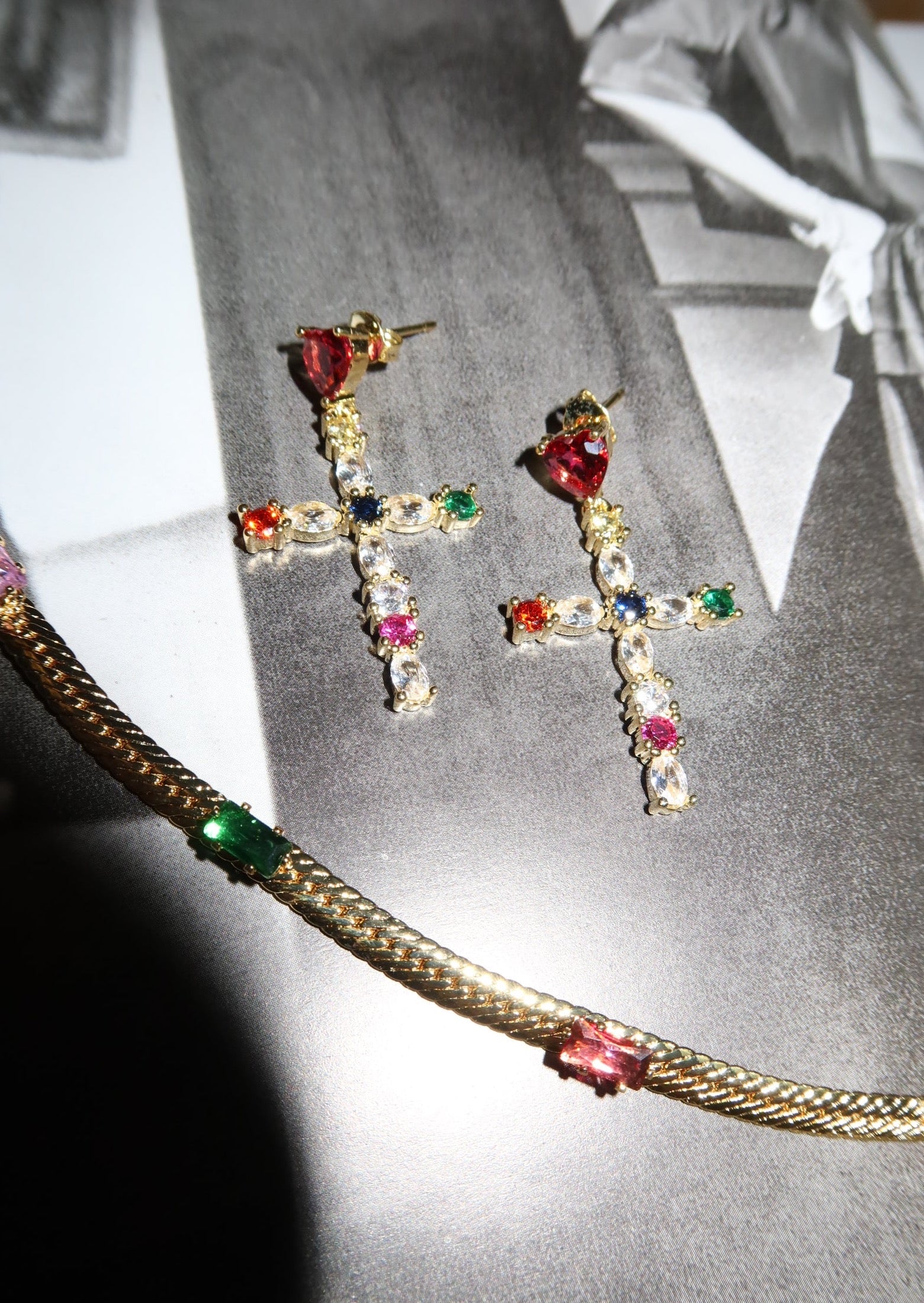 Orecchini a croce colorati Amour Reine