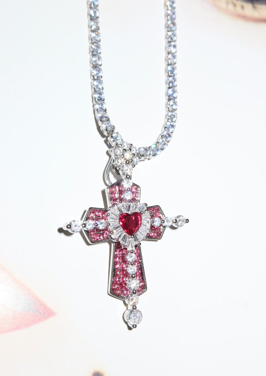 Trya Rotes Herz-Kreuz Glitzernde Halskette - Royal