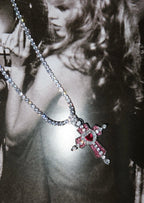 Trya Rotes Herz-Kreuz Glitzernde Halskette - Royal