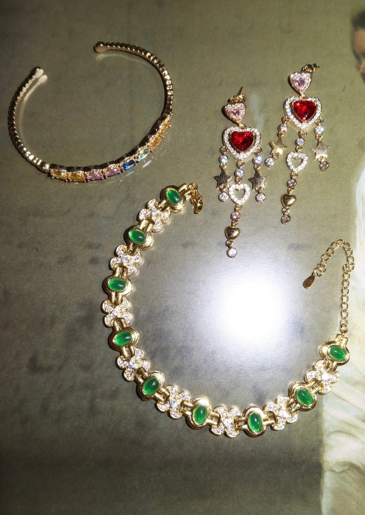Bracciale dorato con pietre preziose verdi scintillanti Serena