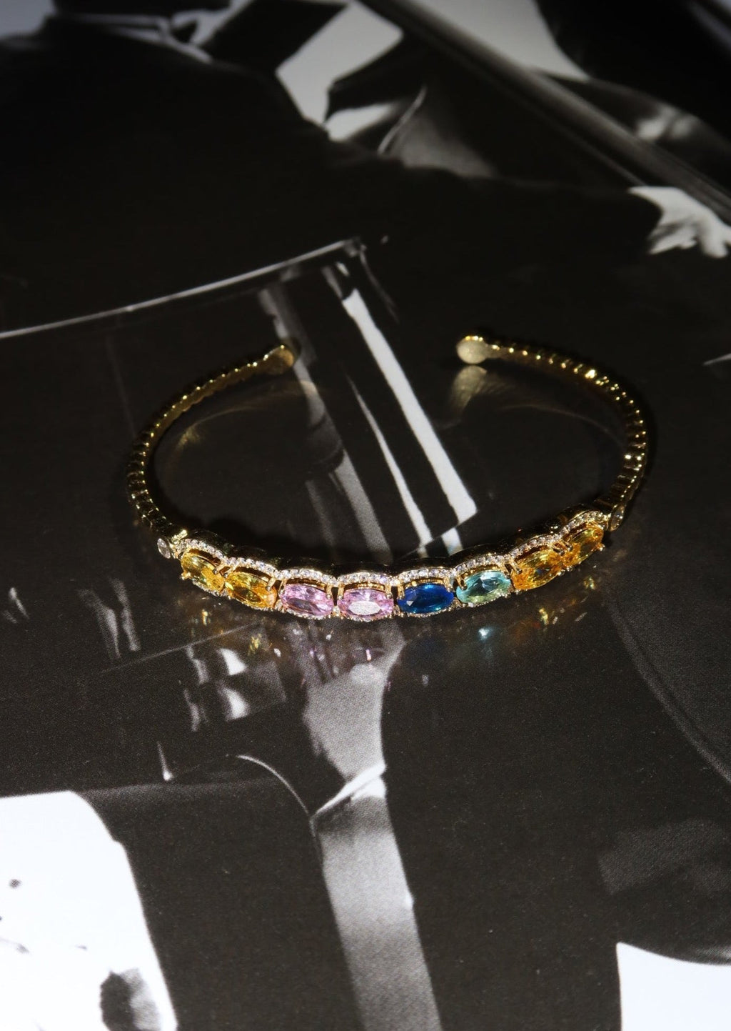 Leela Goldenes Armband mit bunten Steinen
