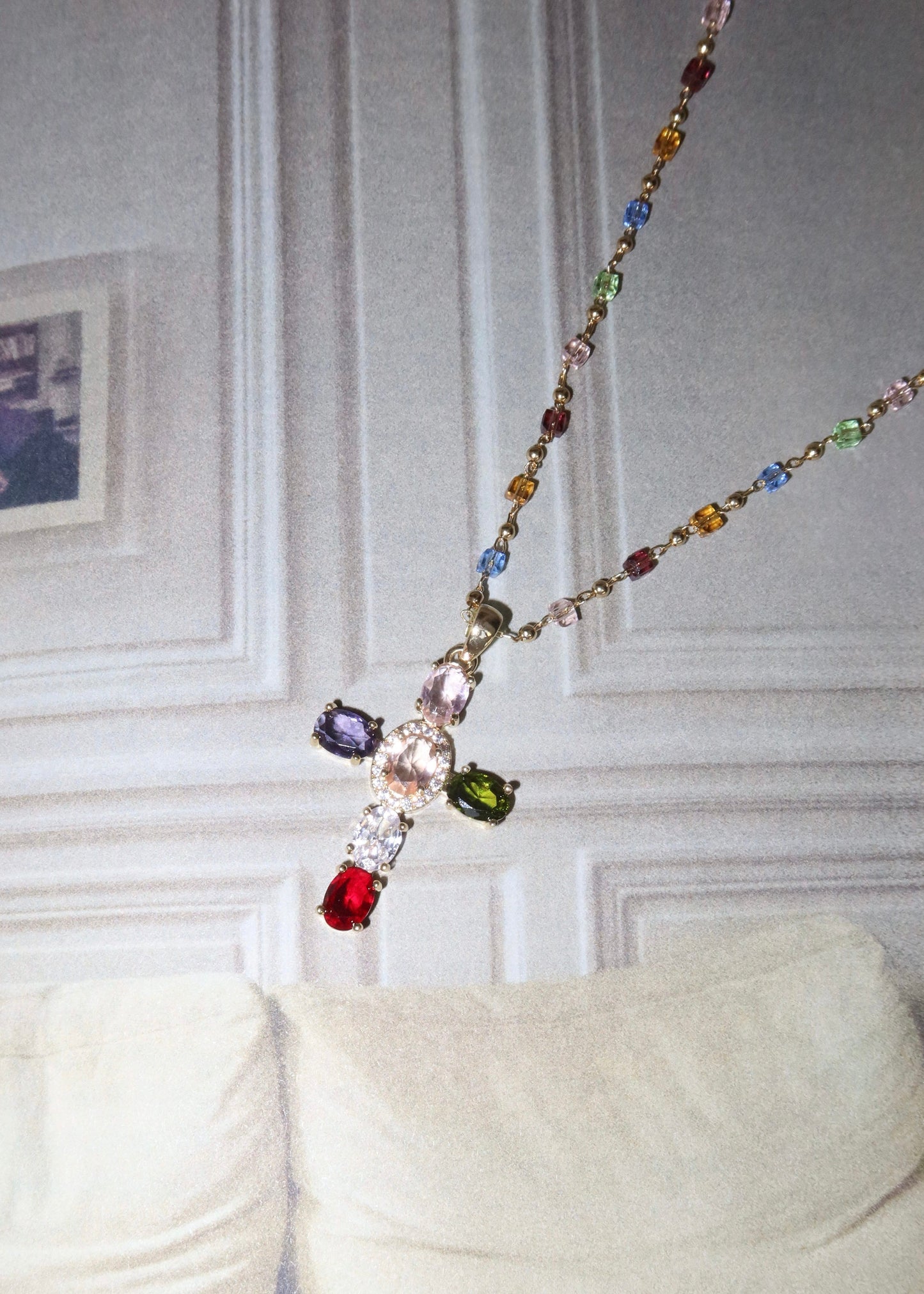 Collana dorata con croce di cristallo colorato Geraldine