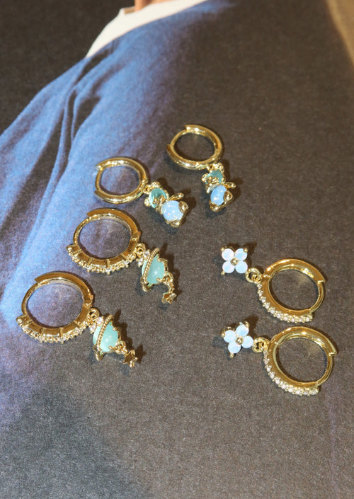 Set di orecchini Huggie Blue Bear Clover Universe