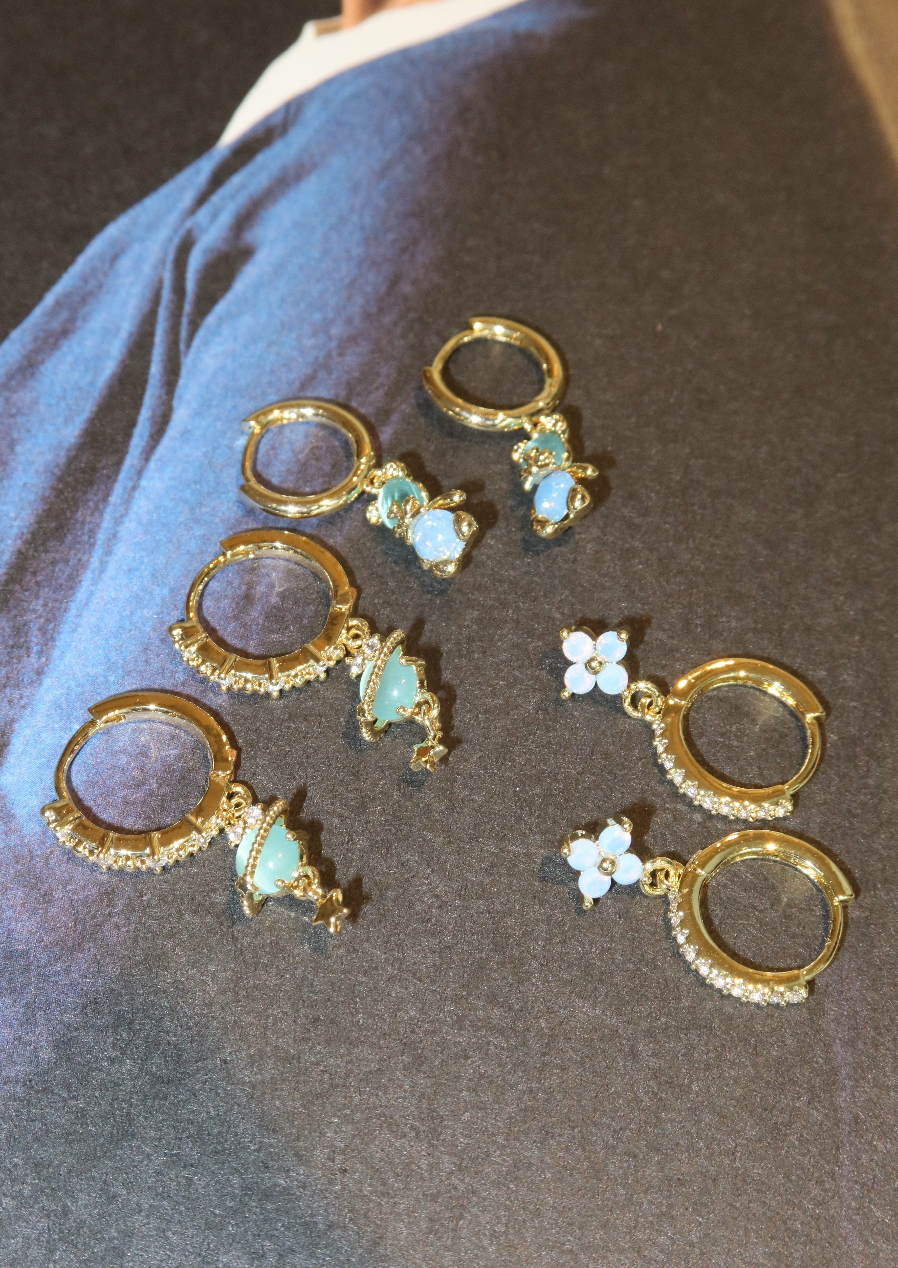 Set di orecchini Huggie Blue Bear Clover Universe