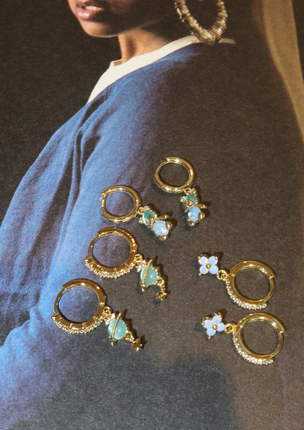 Blaues Bären-Klee-Universum-Huggie-Ohrring-Set
