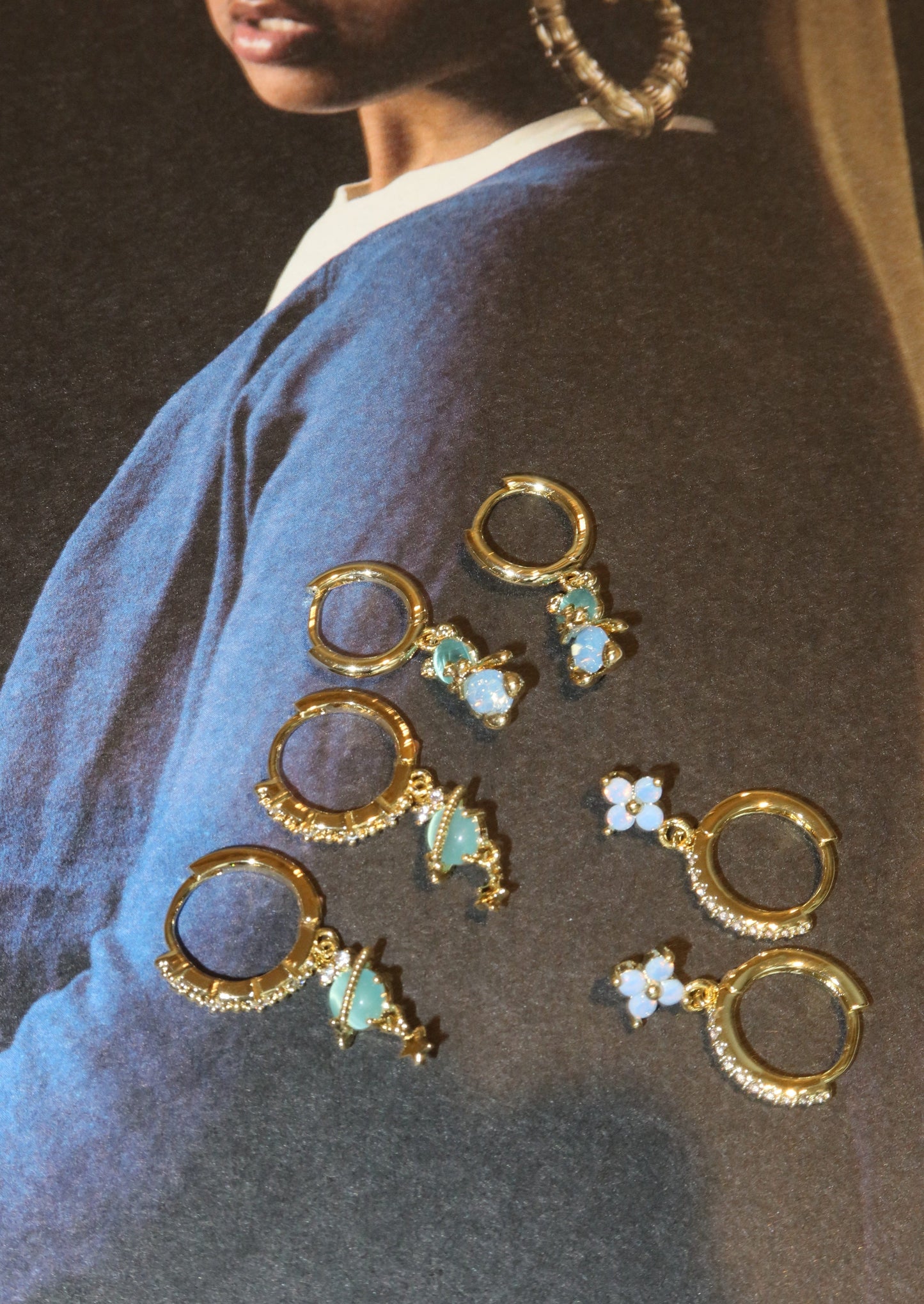Set di orecchini Huggie Blue Bear Clover Universe