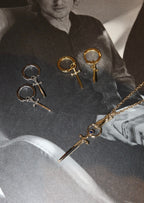 Charles Sword – Huggie-Ohrringe aus Silber
