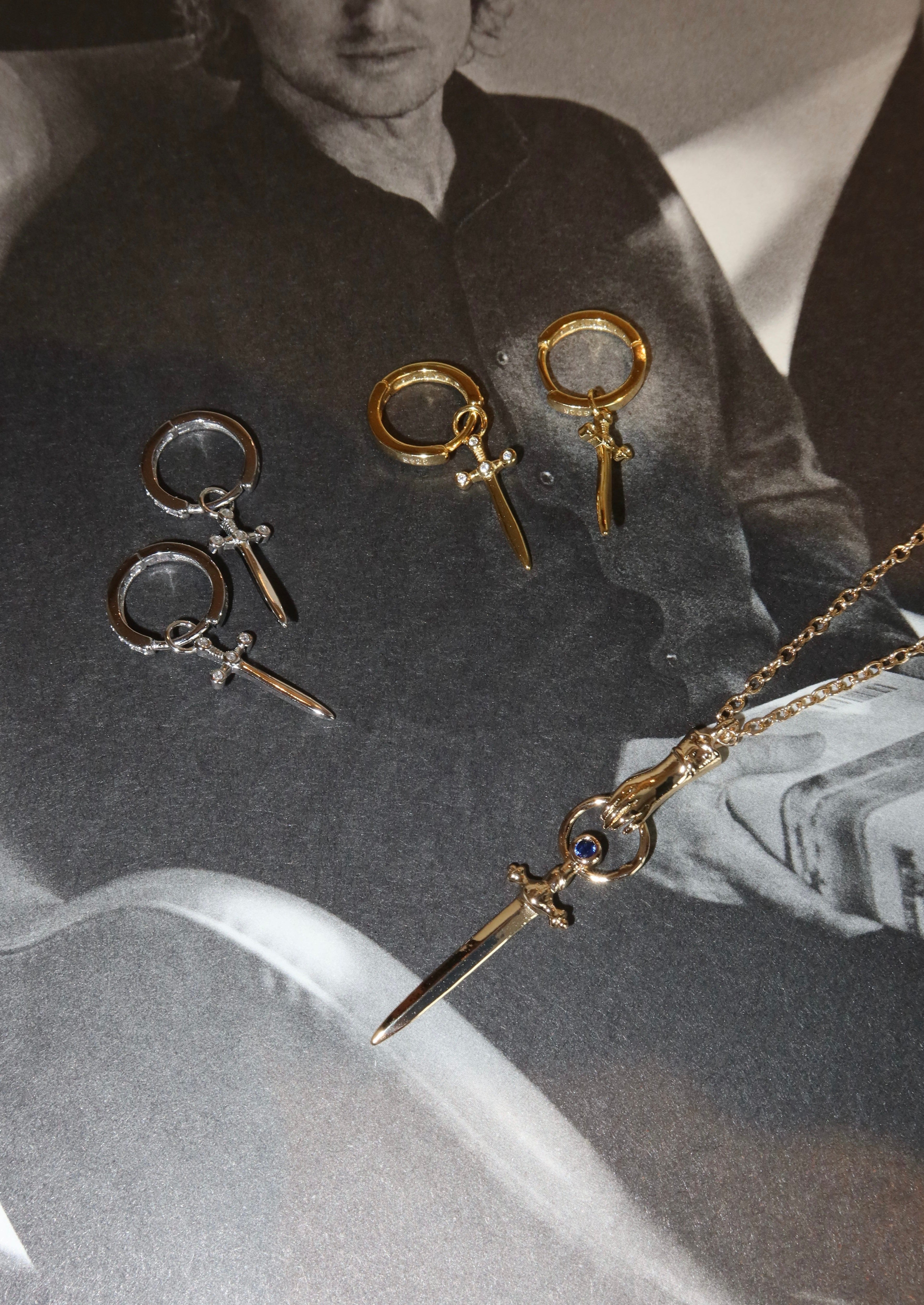 Charles Sword – Huggie-Ohrringe aus Silber