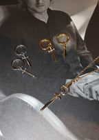 Charles Sword Goldene Huggie-Ohrringe