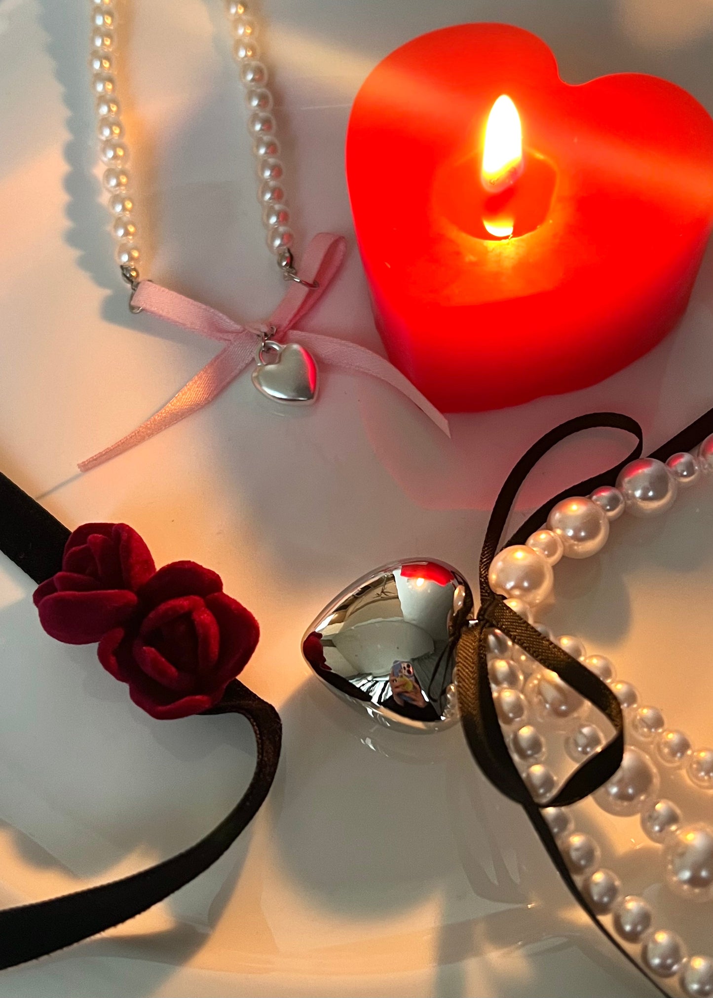 Collana di perle a forma di cuore in argento con fiocco nero di San Valentino