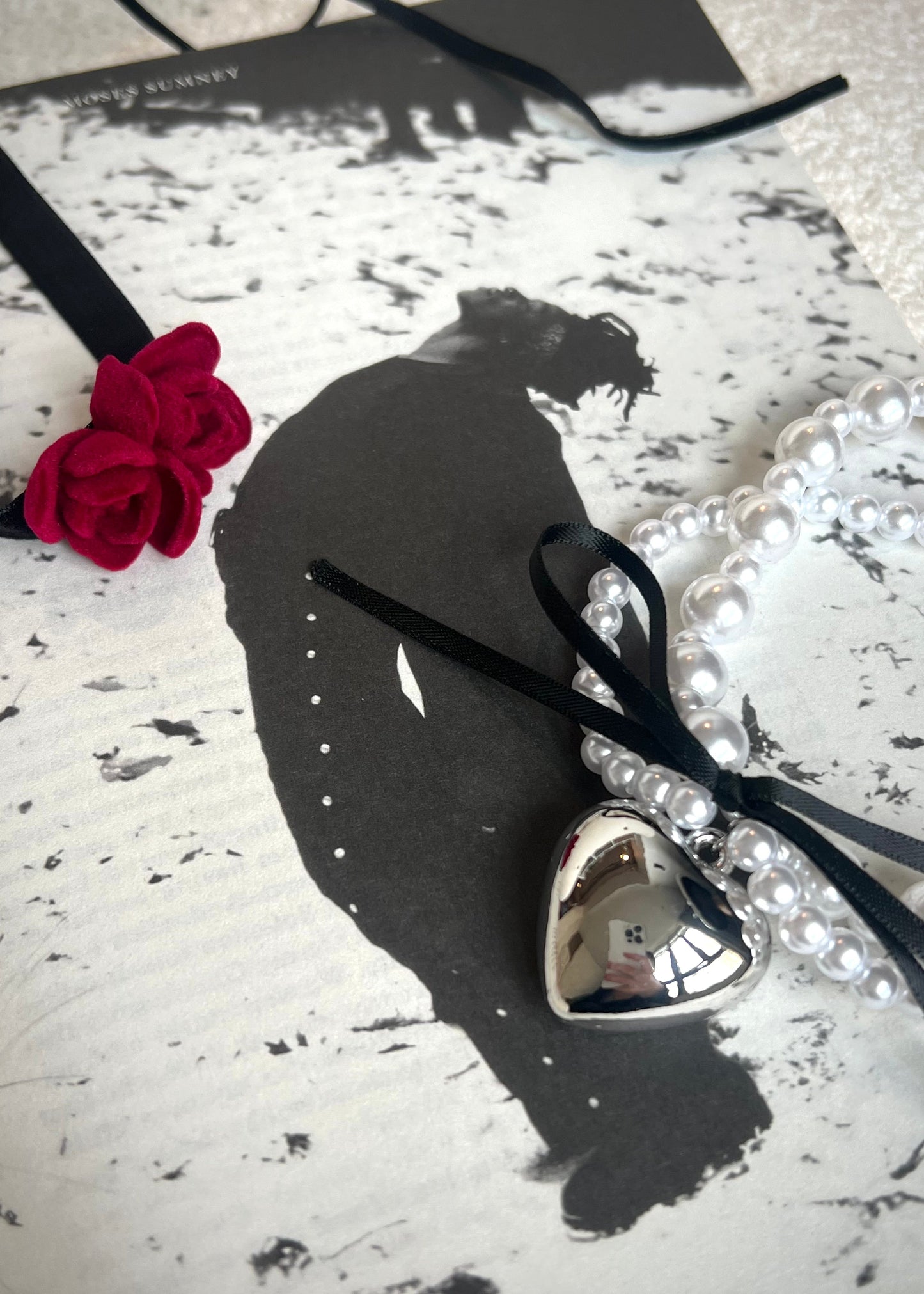 Collana di perle a forma di cuore in argento con fiocco nero di San Valentino