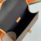 Quadratische braune Modetasche