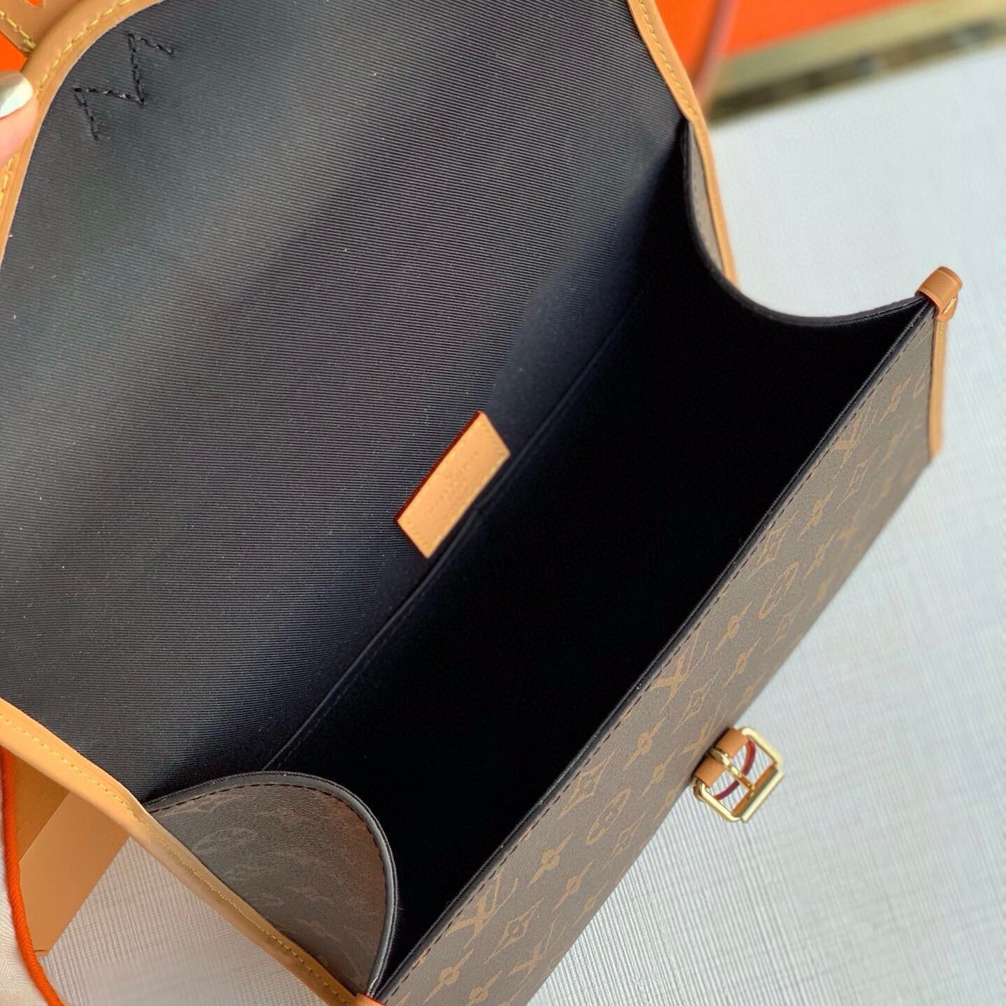 Quadratische braune Modetasche