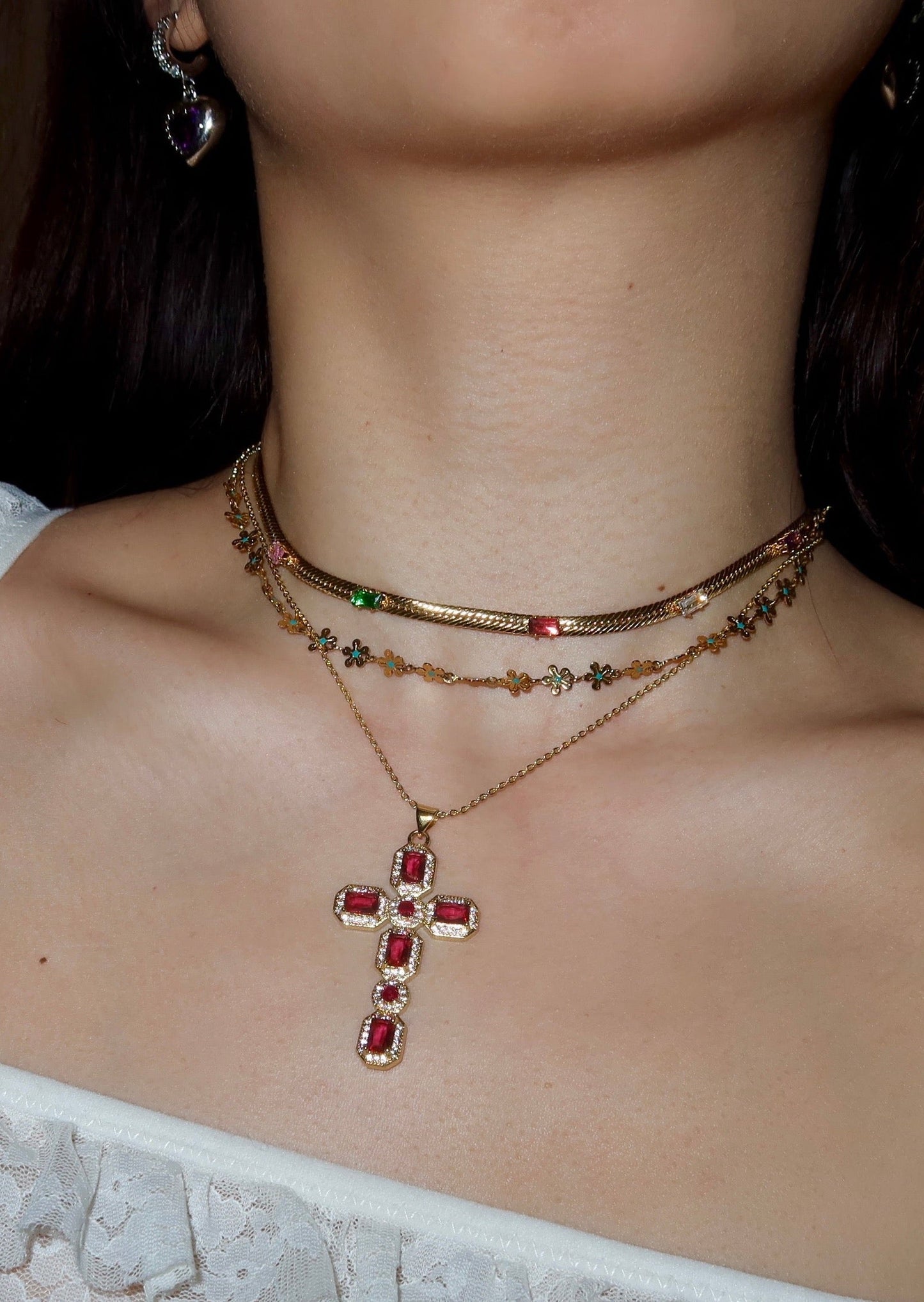 Collana con croce dorata rossa scarlatta
