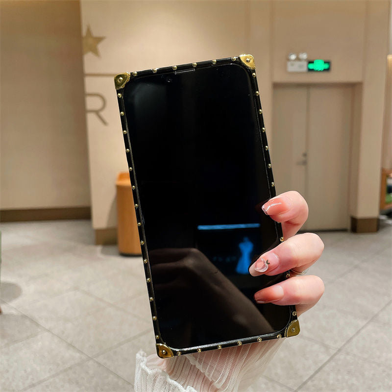 Custodia per telefono nera e dorata per iPhone