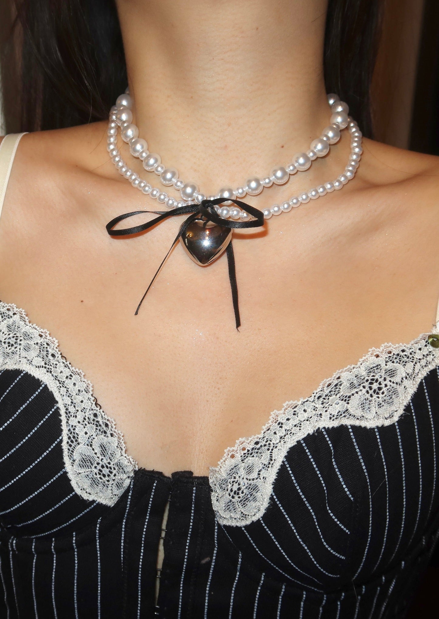 Collana di perle a forma di cuore in argento con fiocco nero di San Valentino