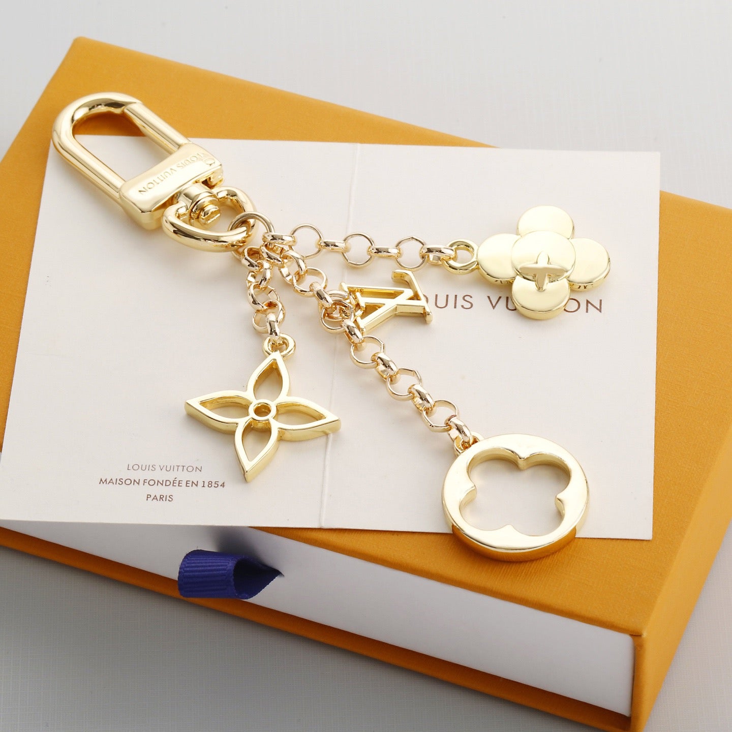 Schlüsselanhänger mit Blumenmotiv