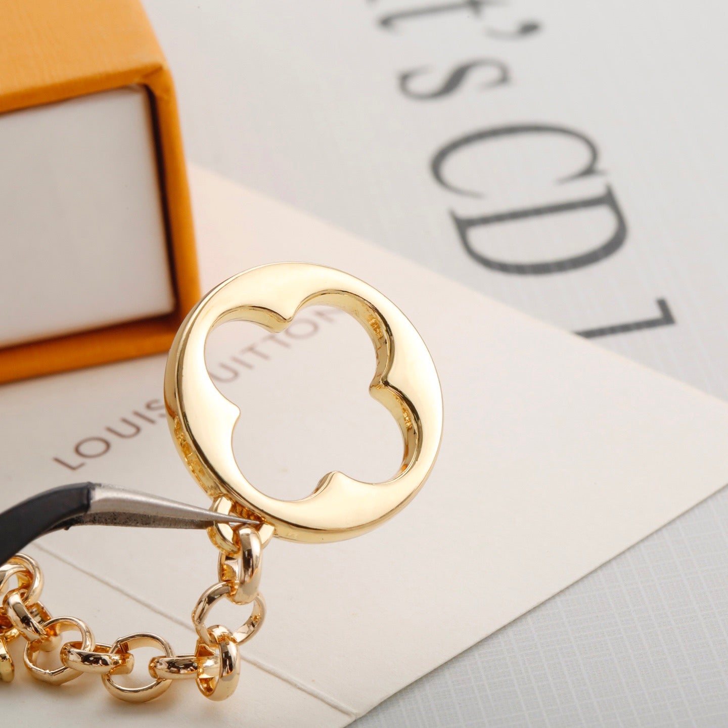 Schlüsselanhänger mit Blumenmotiv