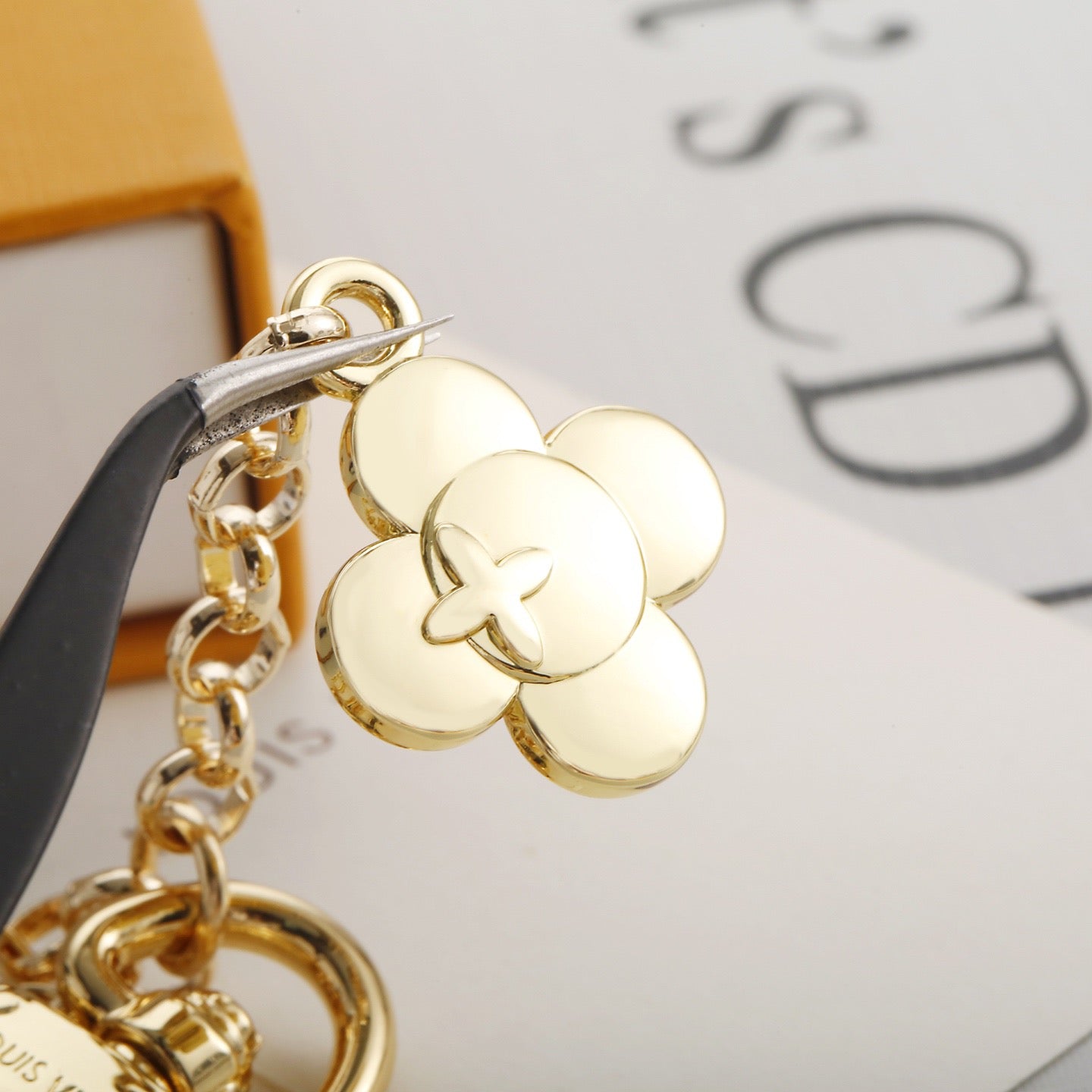 Schlüsselanhänger mit Blumenmotiv