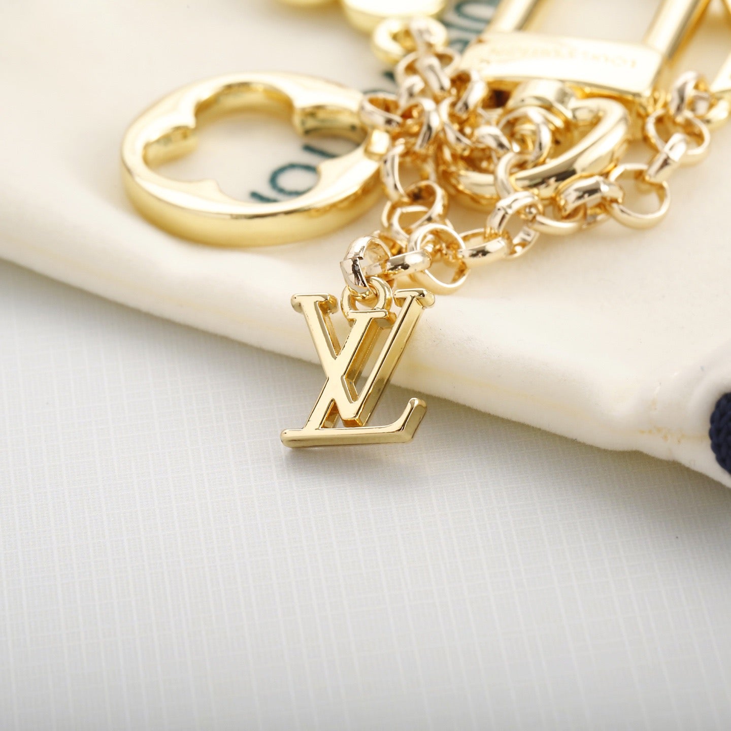 Schlüsselanhänger mit Blumenmotiv