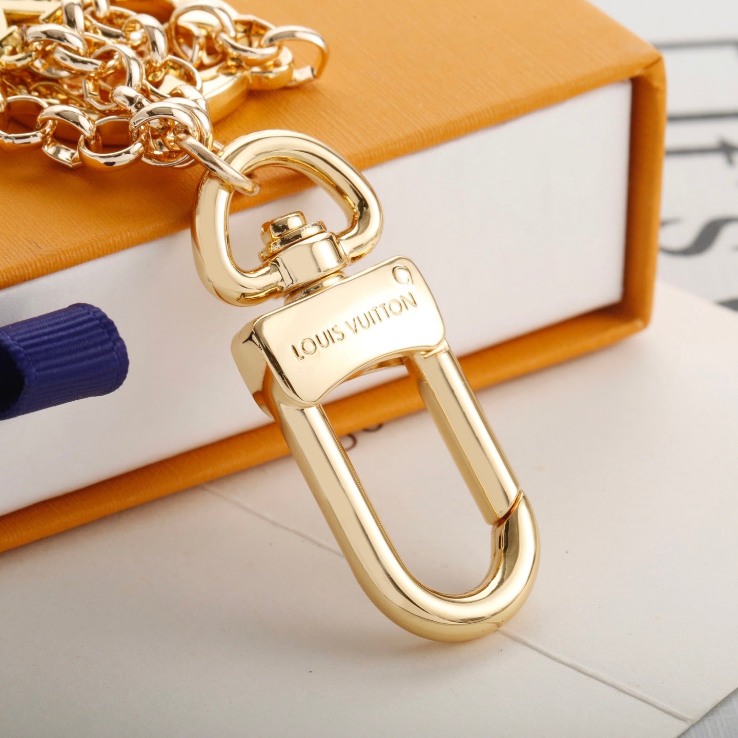 Schlüsselanhänger mit Blumenmotiv