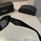 Eckige Vintage-Sonnenbrille mit Medusa-Motiv