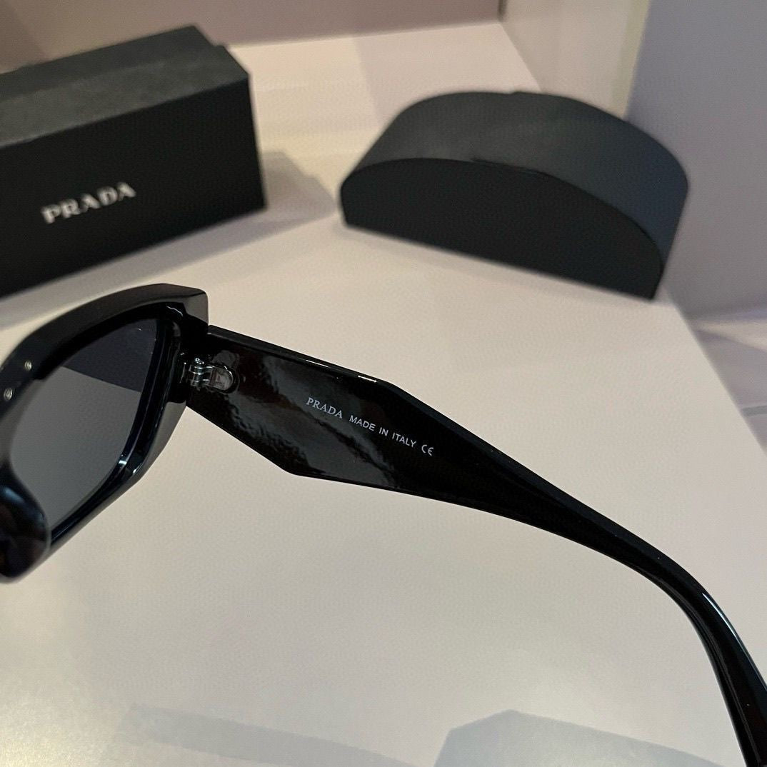 Eckige Vintage-Sonnenbrille mit Medusa-Motiv