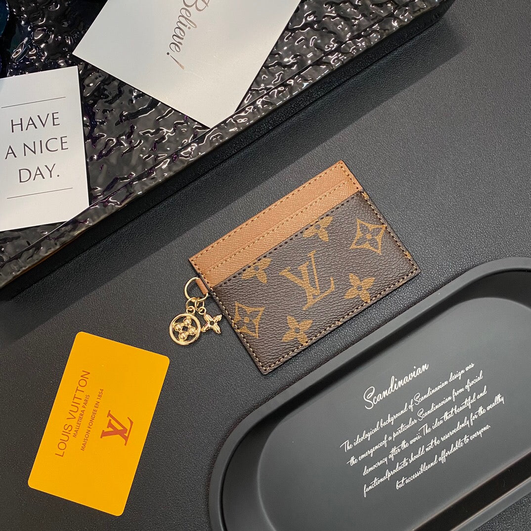 Trendy Münz- und Kartenetui mit Kette