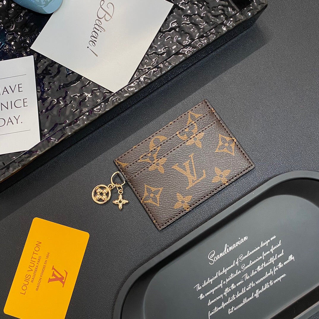 Trendy Münz- und Kartenetui mit Kette