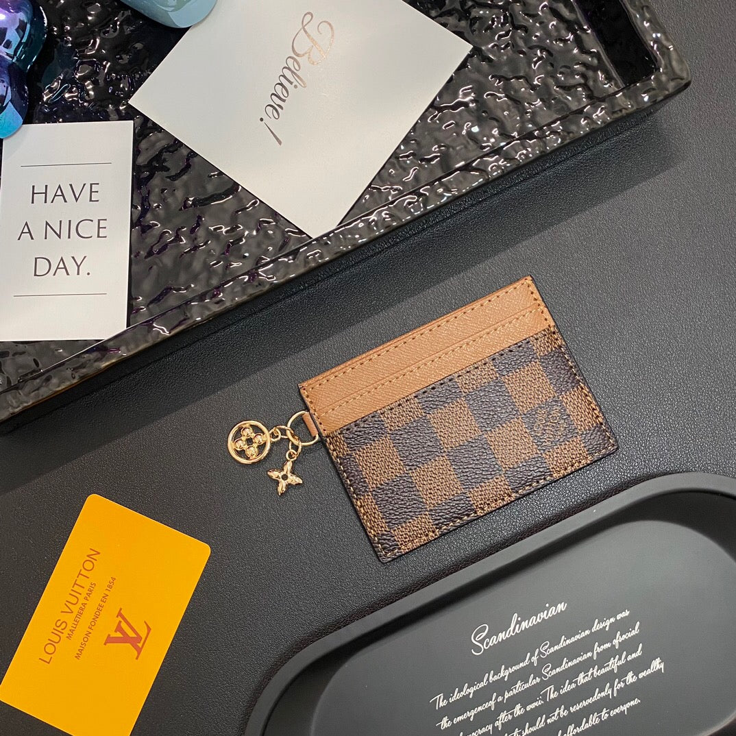 Trendy Münz- und Kartenetui mit Kette