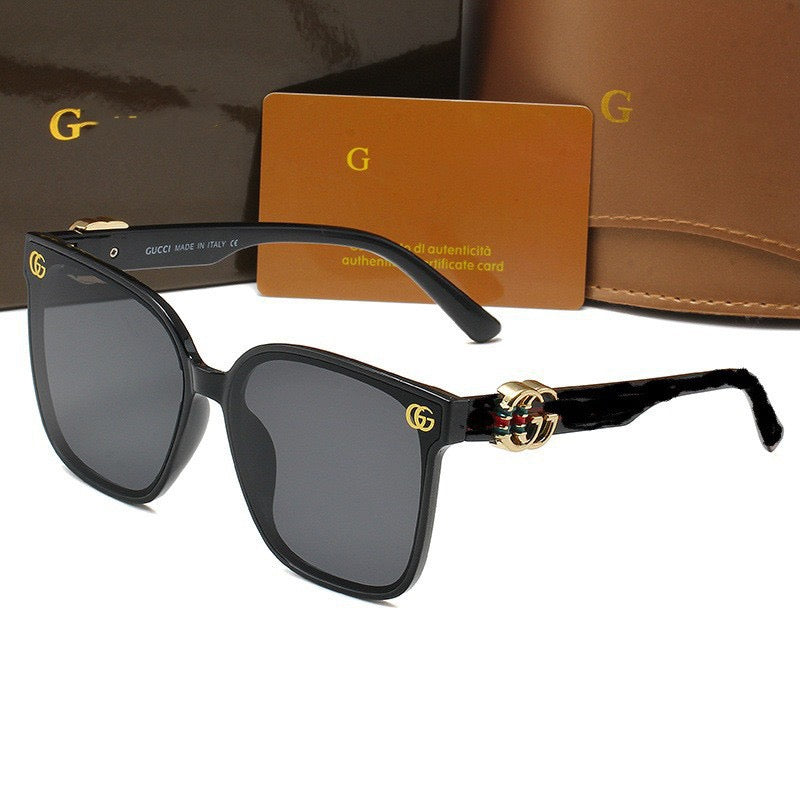 Neue Katzenaugenbrille mit klaren Gläsern