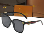 Neue Katzenaugenbrille mit klaren Gläsern