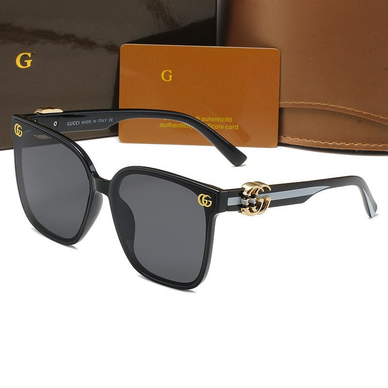 Neue Katzenaugenbrille mit klaren Gläsern