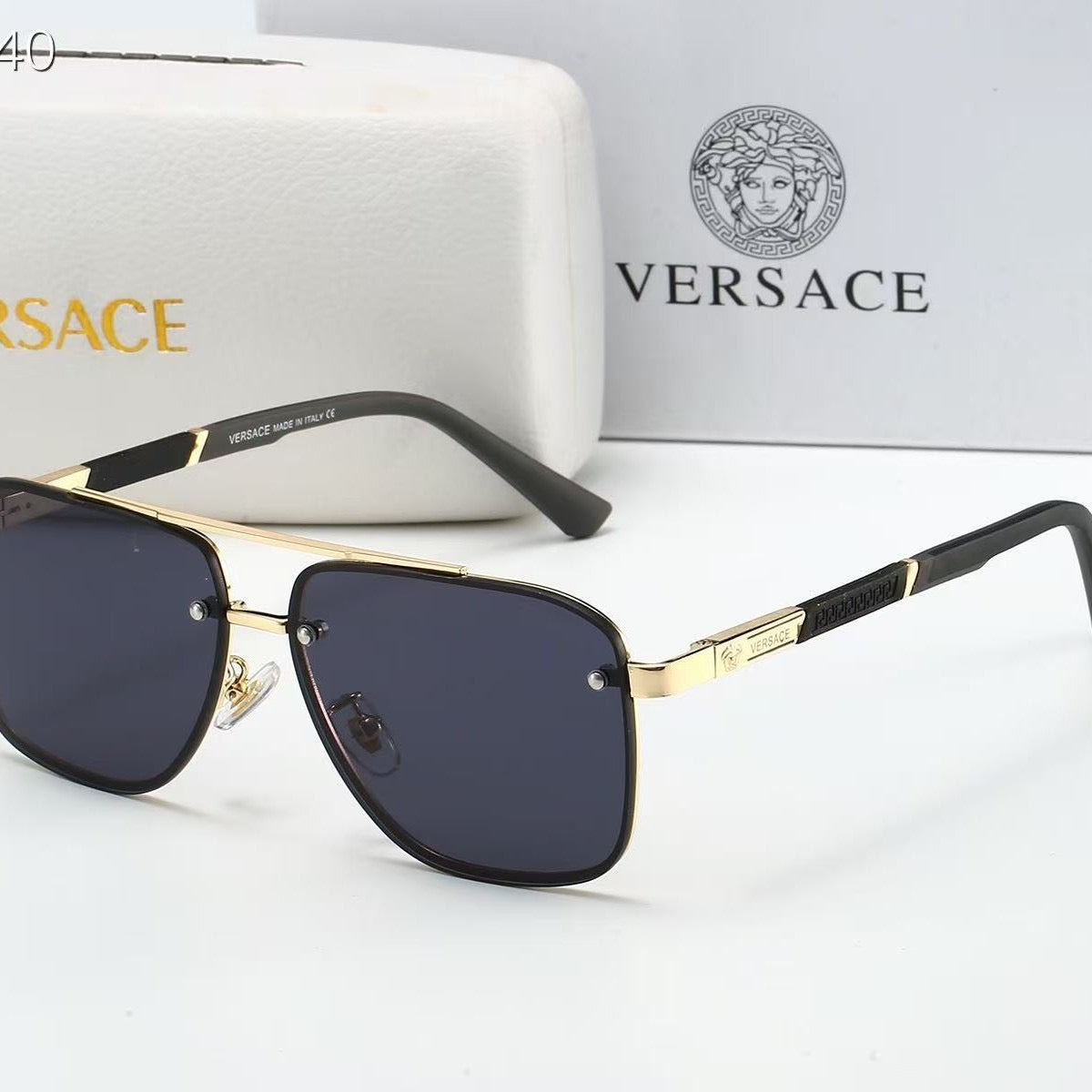 Modische Brille mit transparentem Rahmen
