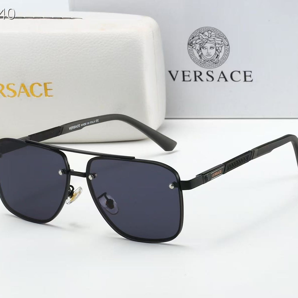 Modische Brille mit transparentem Rahmen
