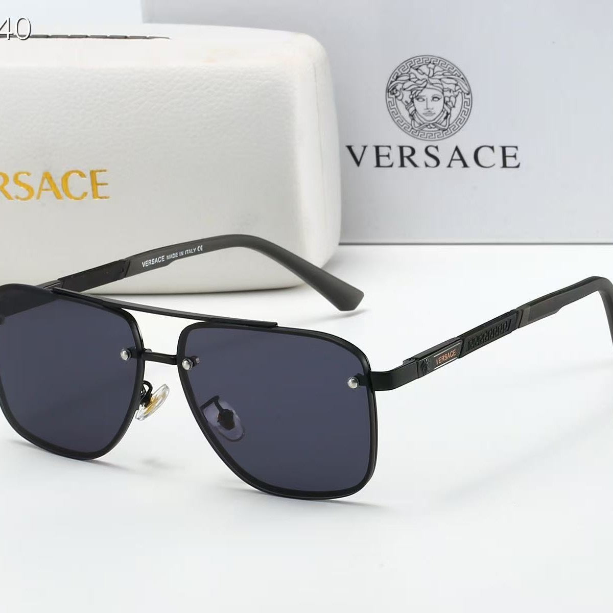 Modische Brille mit transparentem Rahmen