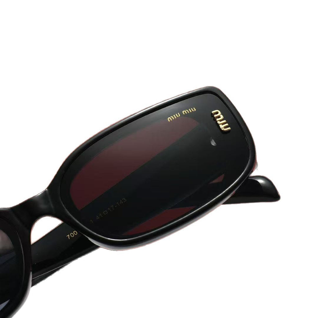 Neue Brille mit transparenten Gläsern 