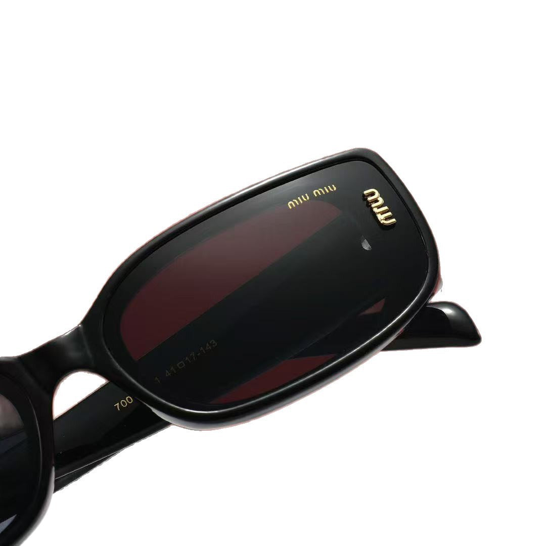Neue Brille mit transparenten Gläsern 