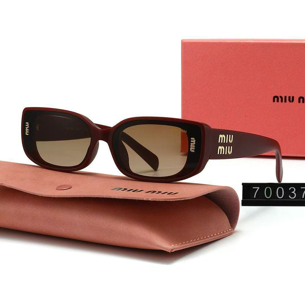 Neue Brille mit transparenten Gläsern 