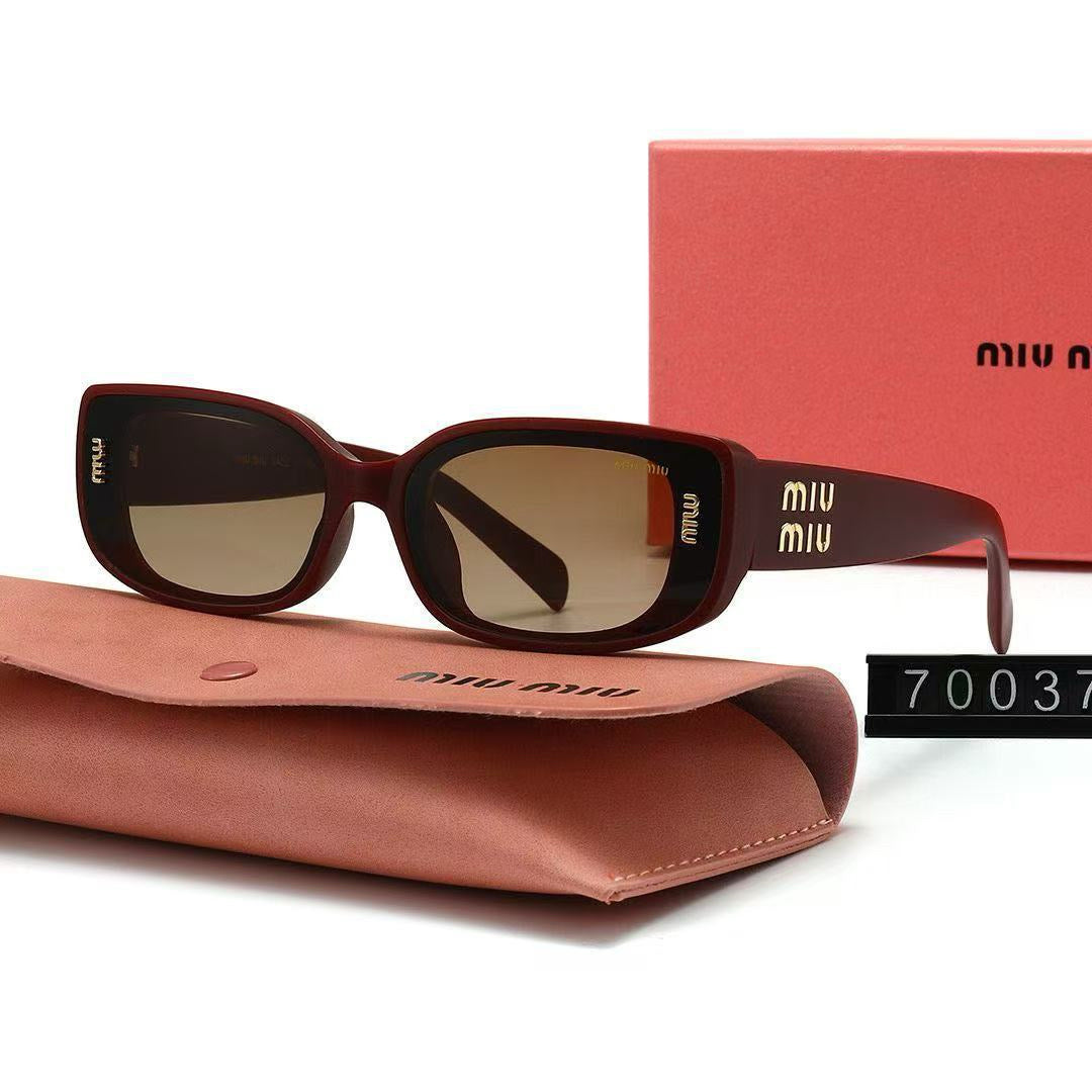 Neue Brille mit transparenten Gläsern 