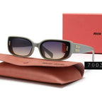 Neue Brille mit transparenten Gläsern 
